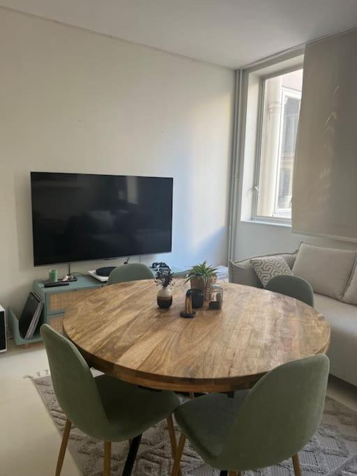 In The Area Of Apartment Paris
